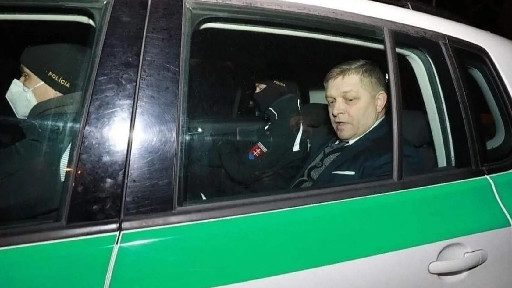 Trojnásobný premiér a šéf Smeru Robert Fico je obvinený z podnecovania v súvislosti s protestom počas núdzového stavu. Obvinili ho iba nedávno a skutok za ktorý je stíhaný nie je natoľko závažného charakteru, aby bol vzatý do väzby.