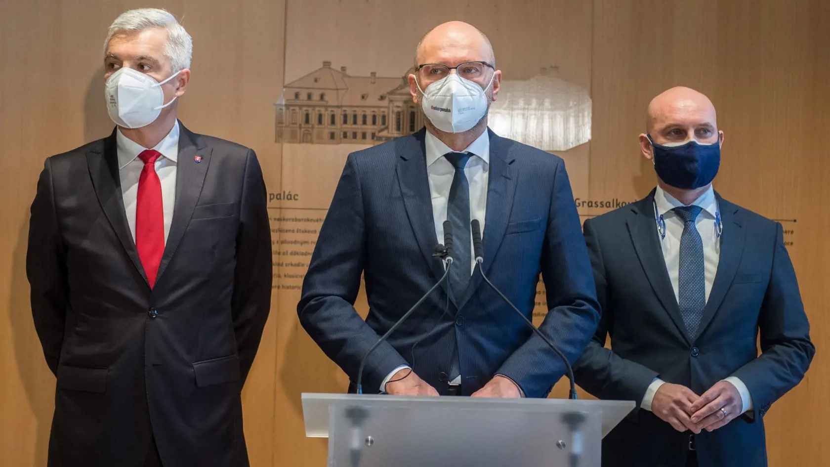 Na snímke sprava bývalý minister školstva, vedy, výskumu a športu Branislav Gröhling (SaS), bývalý minister hospodárstva a predseda strany SaS Richard Sulík a bývalý minister zahraničných vecí a európskaych záležitosti SR Ivan Korčok (nominant SaS) počas brífingu, na ktorom Richard Sulík oznámil, že SaS pozastavuje svoju účasť v koalícii, pokiaľ premiér Igor Matovič (OĽANO) nepodá demisiu
