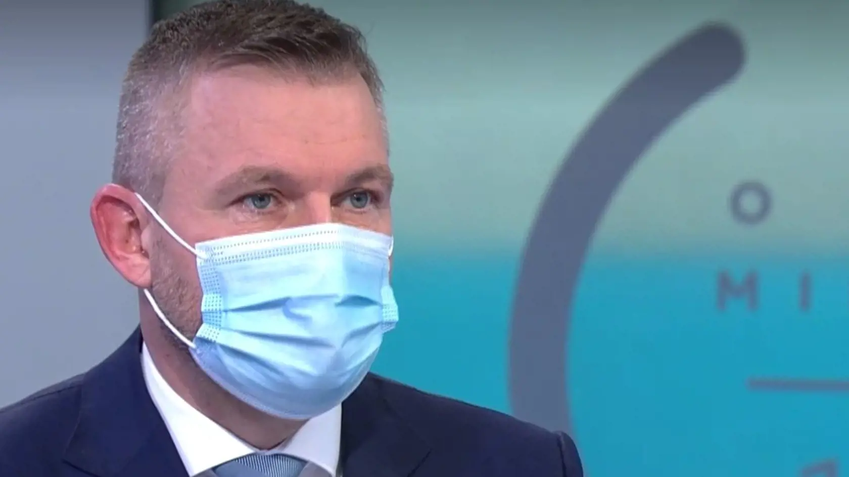 Predseda strany Hlas-SD v relácii RTVS O 5 minút 12 naznačil, že osobnosti, ktoré sa zapojili do vakcinačnej kampane, to robia pre peniaze a za prednostné očkovanie. Hercov, moderátorov či športovcov, ktorí sa snažia zjednotiť spoločnosť a presvedčiť Slovákov k očkovaniu, Pellegrini nazval hviezdičkami.