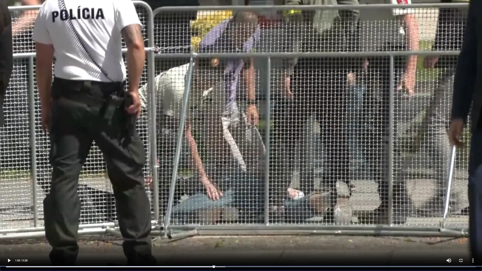 Po zásahu zostal údajný strelec ležať na zemi.  Fica v stredu po výjazdovom rokovaní vlády v Handlovej postrelili. Na mieste padlo niekoľko výstrelov, útočníka zadržali. Priestor pred Domom kultúry v Handlovej, kde sa zasadnutie vlády konalo, evakuovali.