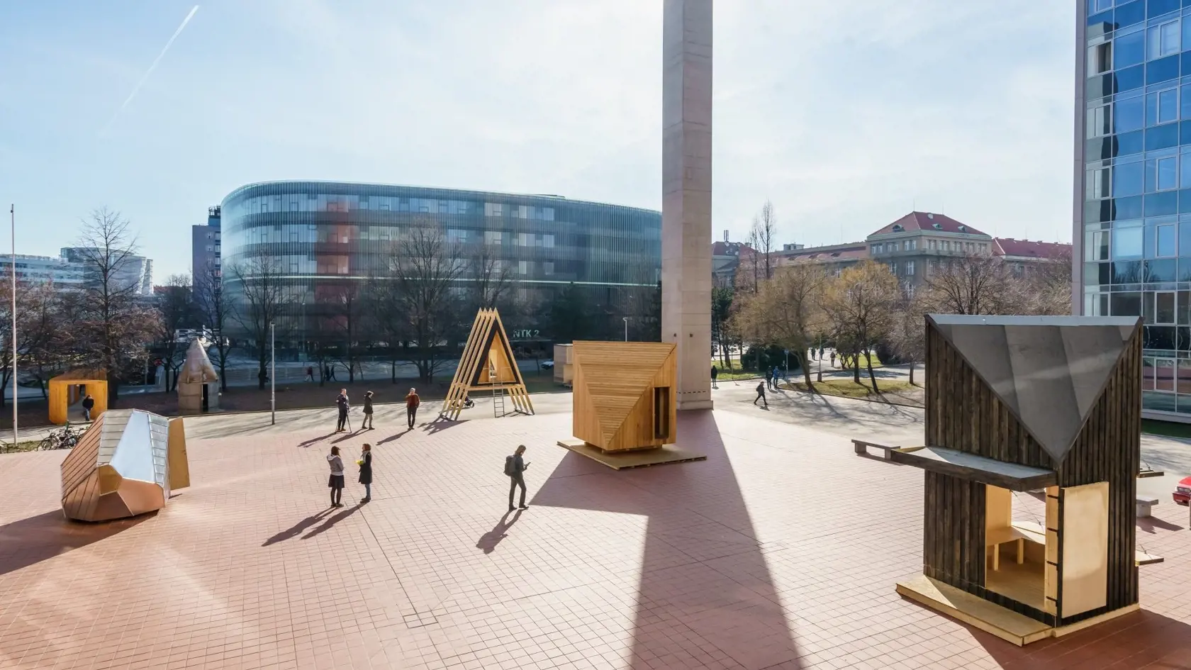 S nápadom novej generácie útulní prišli chalani z turistického klubu Hikemates v spolupráci s tvorcami známeho Žurnálu a Poustrou Madebythe. Inšpirovali sa však zahraničím. Na obrázku môžete vidieť turistické útulne z dielne študentov architektúry z pražskej vysokej školy ČVUT. Niektoré z nich už môžete navštíviť aj vy! Nájdete ich v českom pohorí Krkonoše.