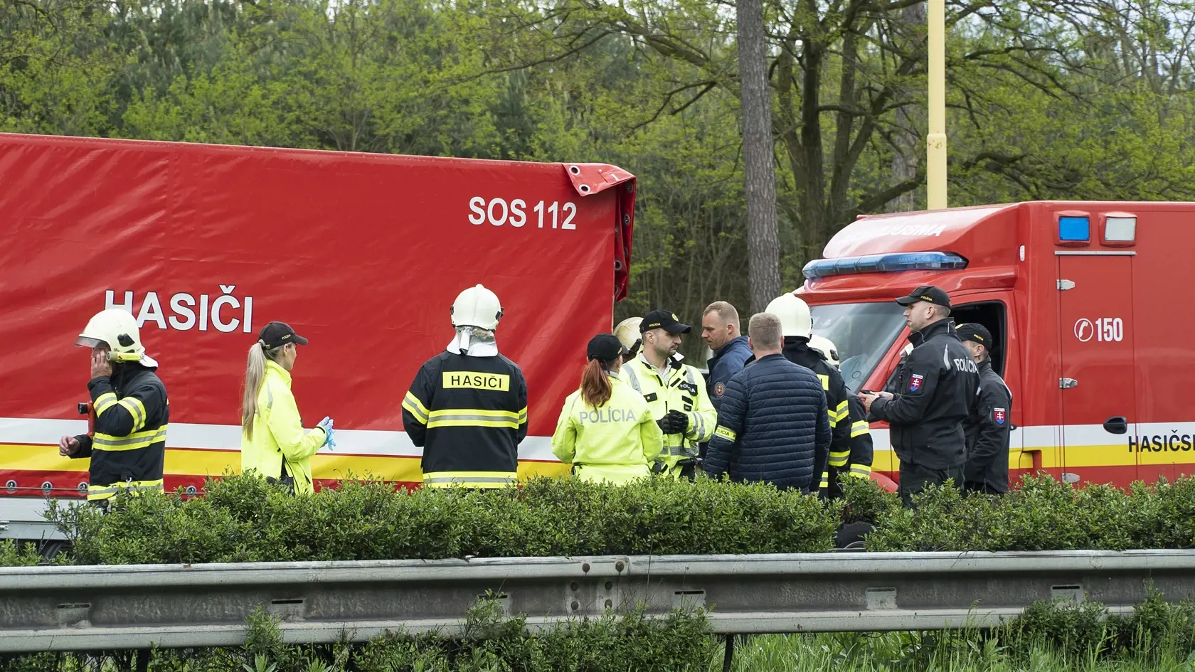 Dopravná nehoda, ktorá sa v pondelok predpoludním stala na diaľnici D2 v smere do Kútov, si vyžiadala jednu obeť, 59 osôb utrpelo zranenia rôzneho rozsahu.