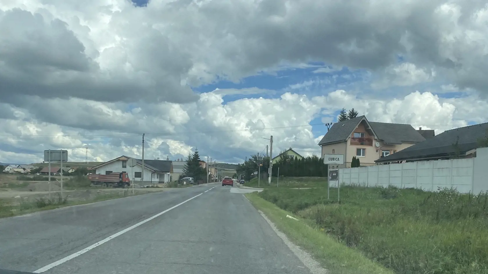 Poslanec Štefan Kuffa býva v Ľubici pri Kežmarku. Tam sídli aj poľnohospodárska firma Heba, s ktorou má on a jeho synovia spory.