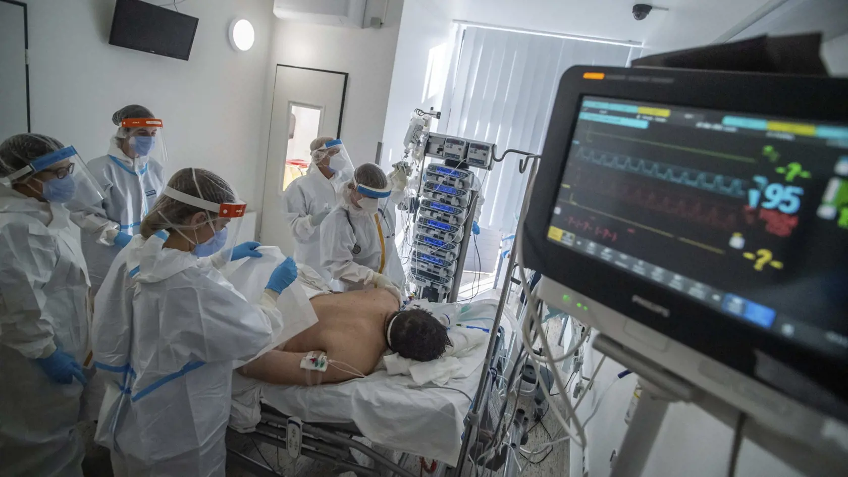 KK5 Budapešť - Doktori a zdravotné sestry v ochrannom oblečení sa starajú o covid pacienta napojeného na ventilátor na jednotke intenzívnej starostlivosti  v budapeštianskej nemocnici 13. decembra 2021.