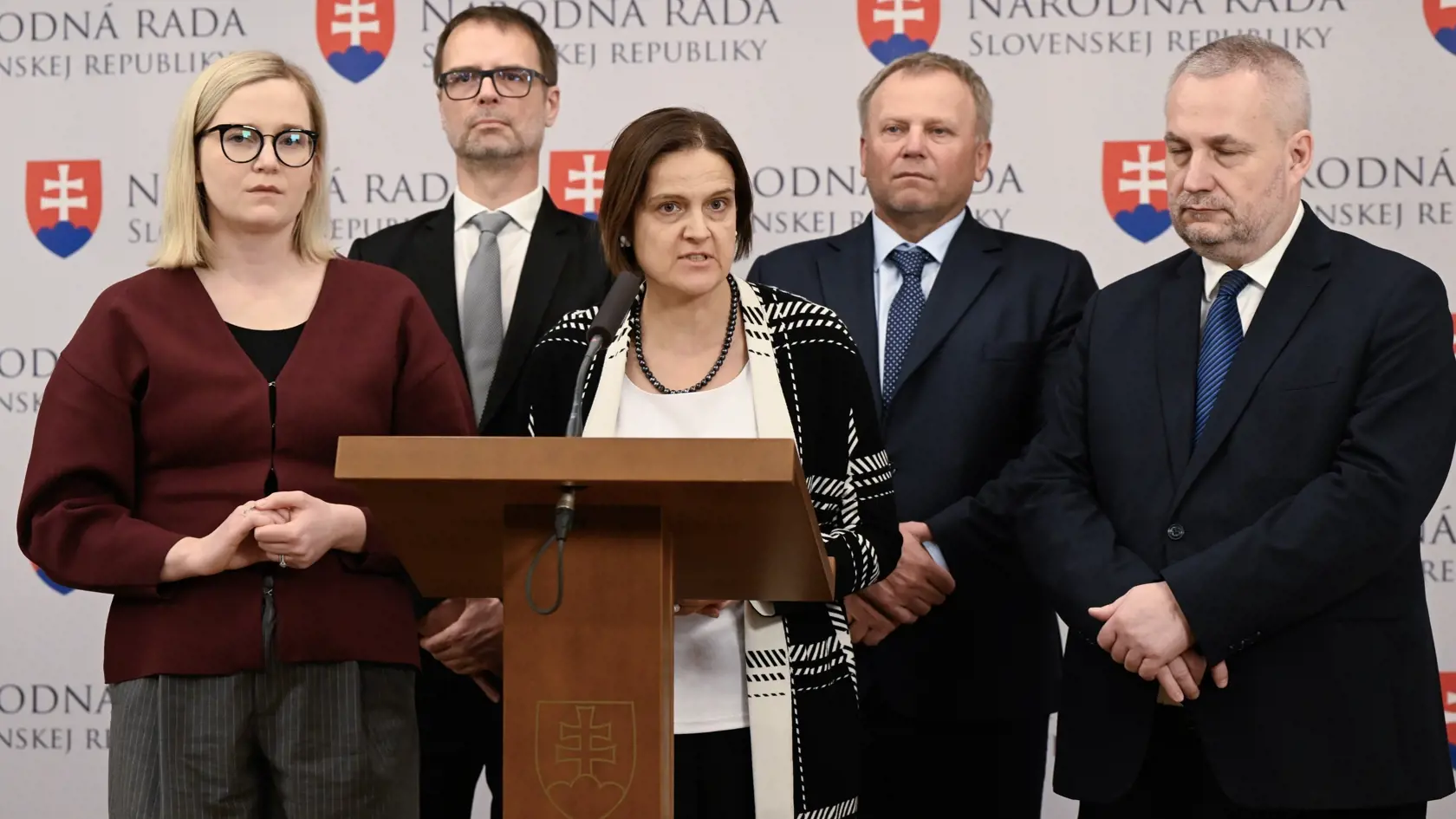 Na snímke poslanci NR SR za SaS zľava Vladimíra Marcinková, Tomáš Szalay, Mária Kolíková, Vladimír Ledecký a Ondrej Dostál počas vyjadrenia na mimoriadnej schôdzi NR SR k opozičnému návrhu na vyslovenie nedôvery vláde SR 21. januára 2024 v Bratislave. Mimoriadna schôdza o opozičnom návrhu na vyslovenie nedôvery vláde v utorok pokračovala v utajenom režime, pretože premiér Robert Fico na nej predložil správu obsahujúcu utajované skutočnosti. FOTO TASR - Pavel Neubauer
