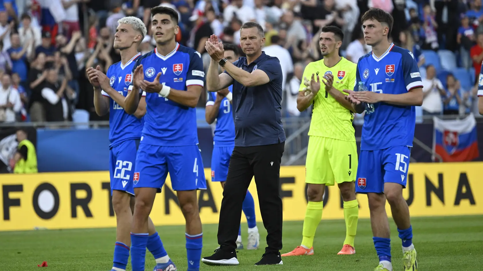 Slovenskí futbalisti a tréner Jaroslav Kentoš ďakujú divákom za podporu.