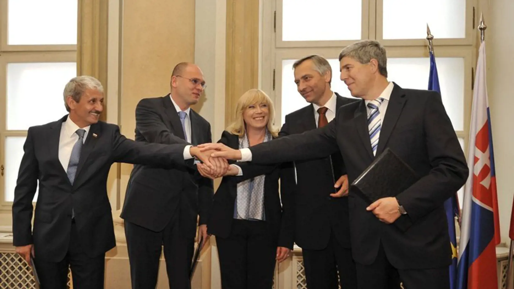 Spoločne: Odhodlanie pravici
dlho nevydržalo. Či si okamih
podpisu koaličnej zmluvy bude
môcť ešte niekedy vychutnať, je
nepravdepodobné.