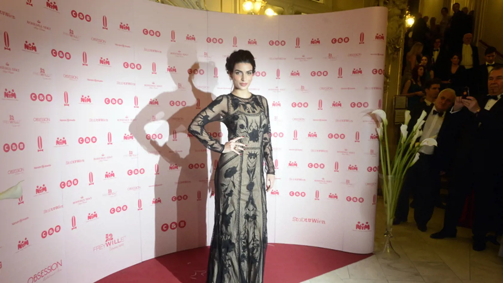 Bondgirl Tonia Sotiropoulou bola najväčšou hviezdou večera.