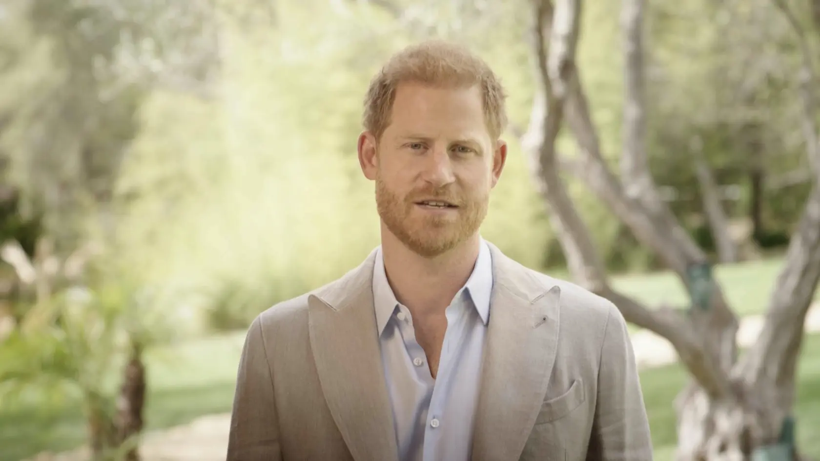 Princovi Harrymu a jeho manželke Meghan Markle hrozí, že ich vyhostia z USA pre princovu minulosť.