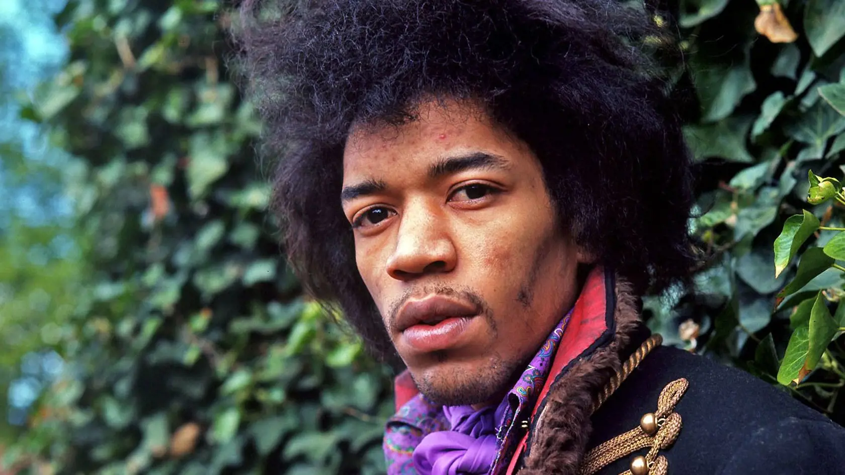 Jimi Hendrix, slávny gitarista, zomrel 18. septembra 1970. Zadusil sa zvratkami, keď sa predávkoval práškami na spanie.