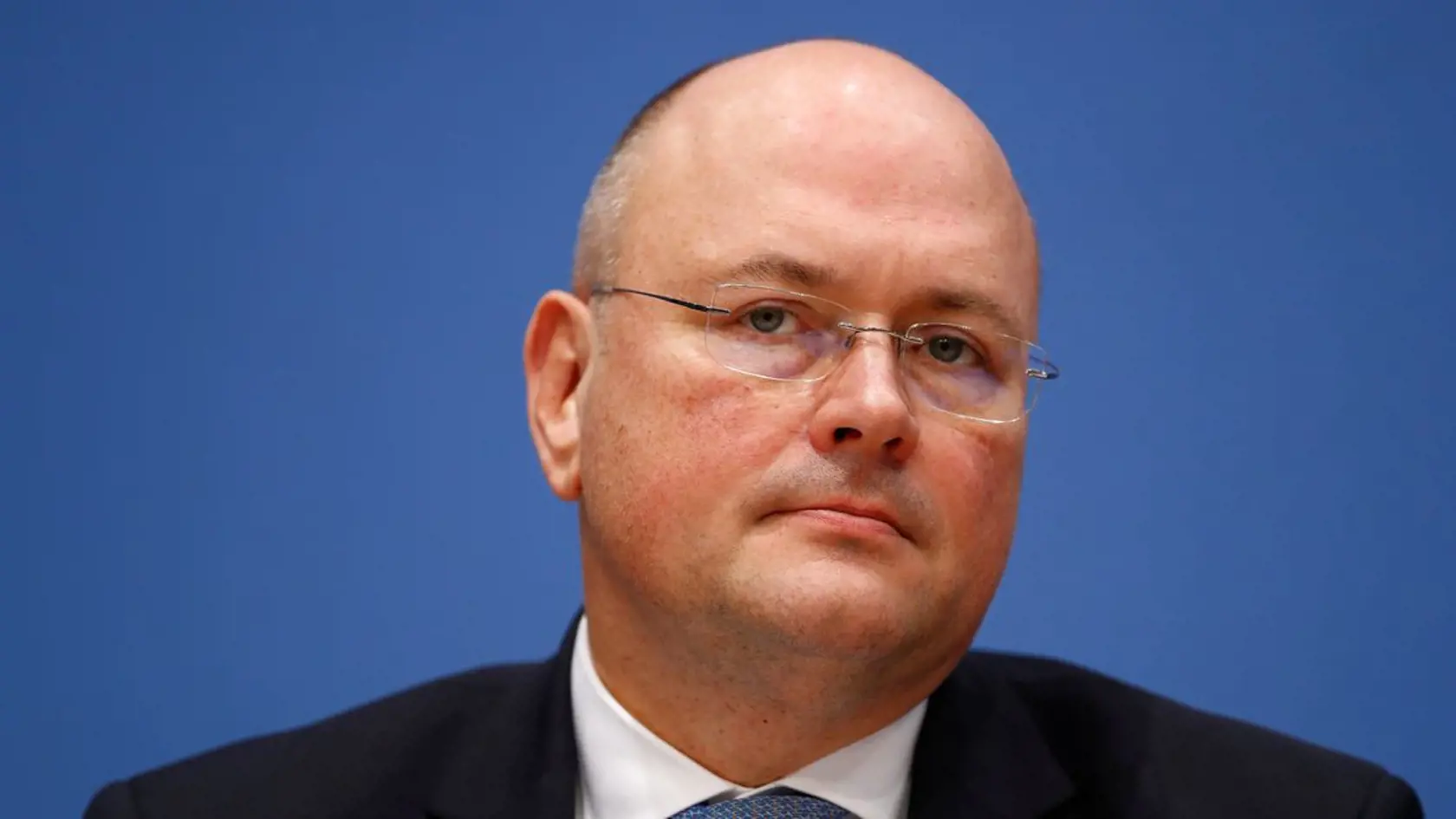Pre možné kontakty s osobami napojenými na ruské tajné služby hrozí odvolanie z funkcie Arnemu Schönbohmovi, šéfovi nemeckého Spolkového úradu pre bezpečnosť informačnej techniky.