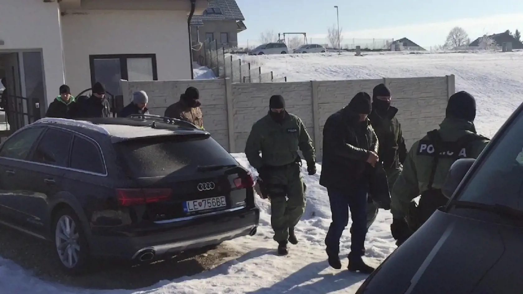 Vladimíra Mulika odvádzajú kukláči z jeho vtedajšieho novopostaveného rodinného domu v Studenci (okres Levoča).