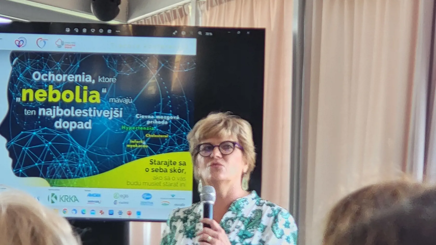 Doc. Eva Goncalvesová hovorí o tom, že ideálne potraviny, ktoré pomôžu znížiť hladiny cholesterolu sú vločky, orechy, cvikla, chia semiačka...