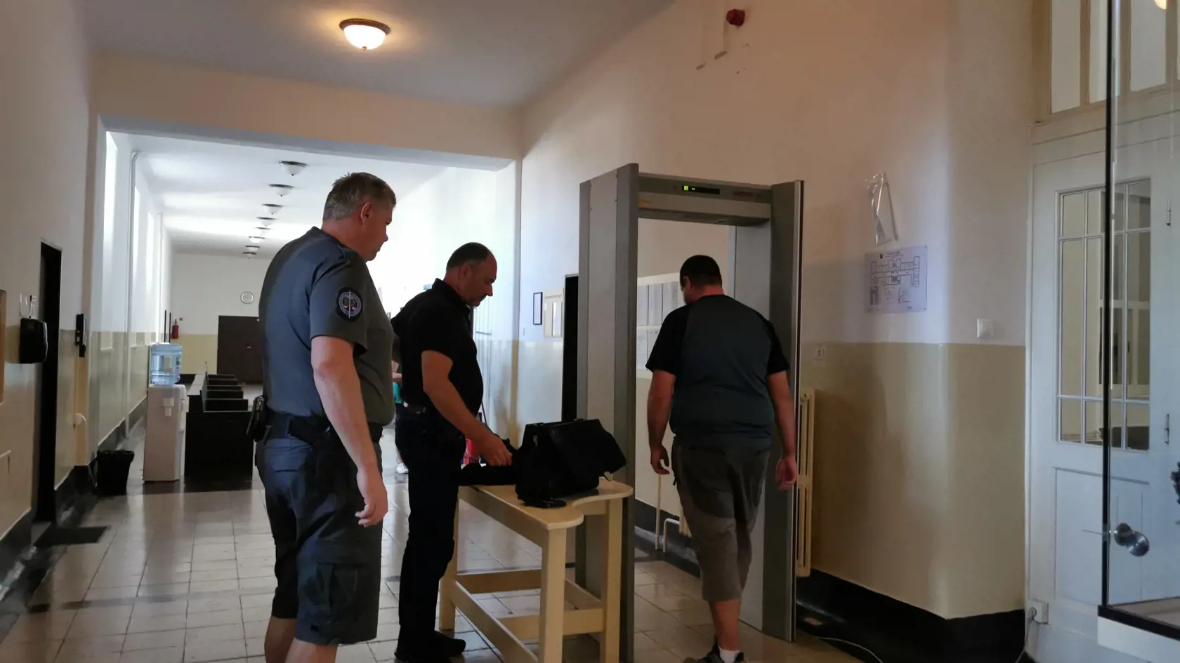 Andrej (vpravo) prišiel na súd v sprievode svojho obhajcu.