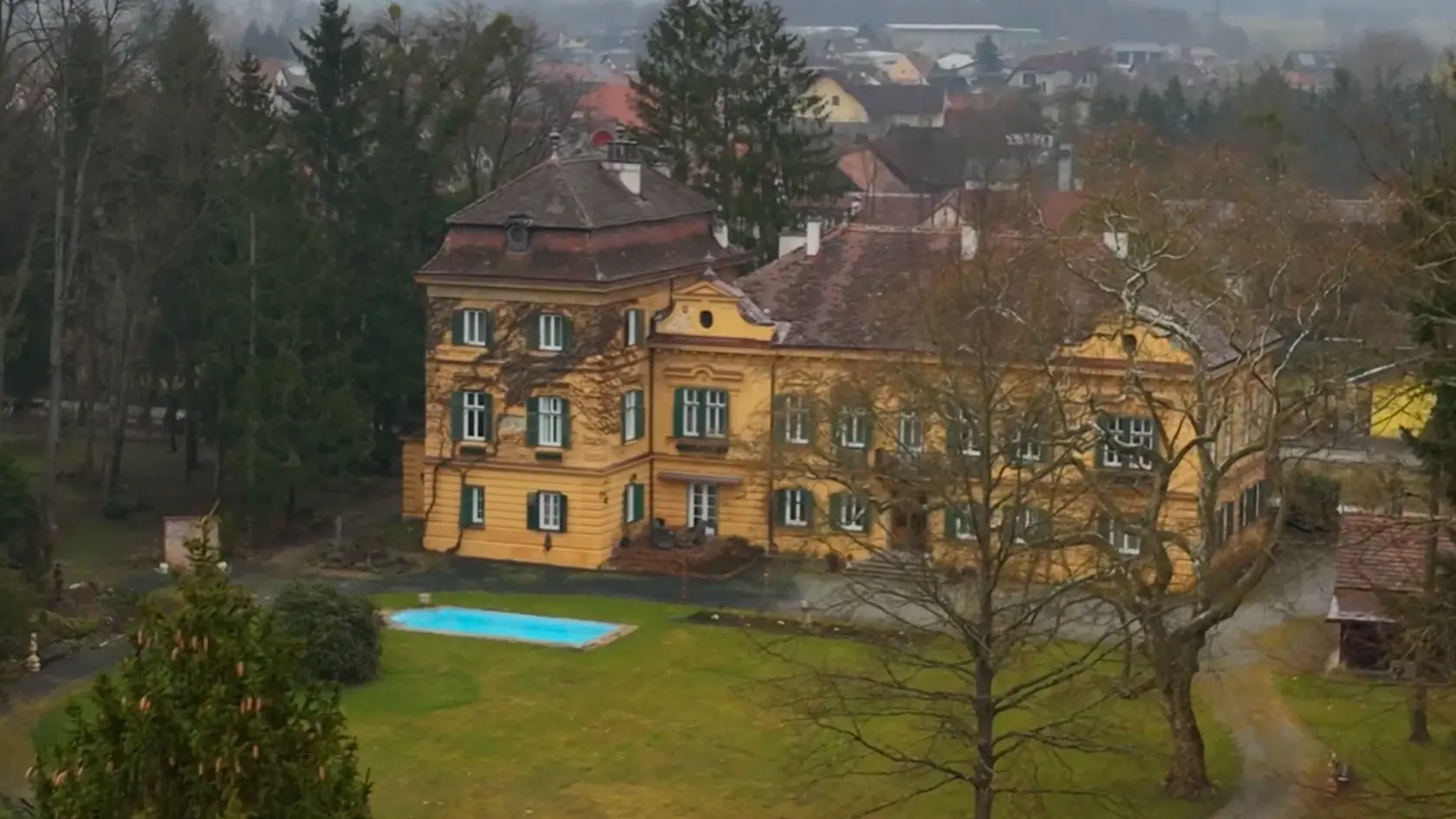 Adriana si so snúbencom Christianom prerobila dobový kaštieľ v Burgau, ktorý spoločne prevádzkujú.