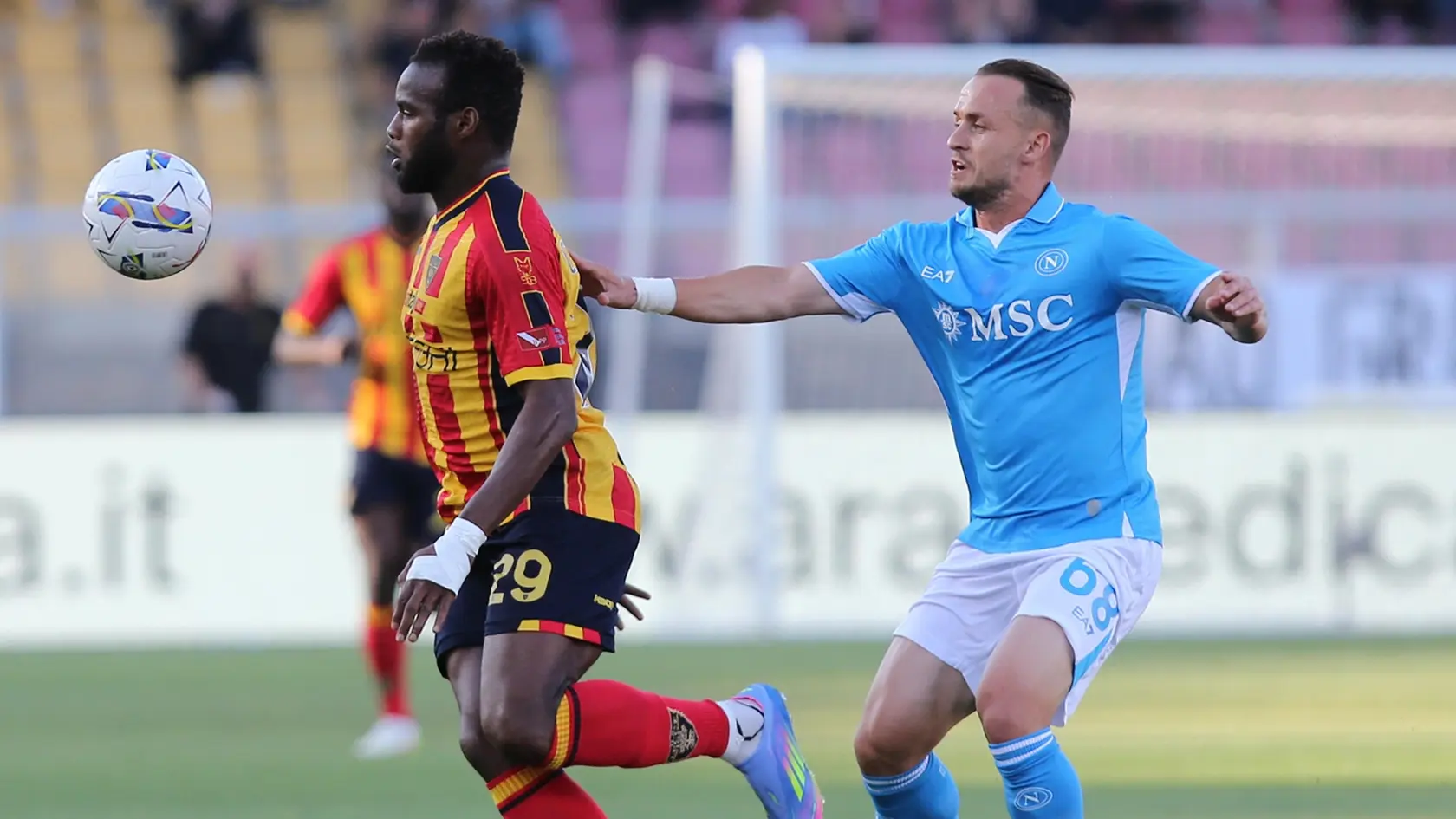 Slovenský futbalista v drese SSC Neapol Stanislav Lobotka (vpravo) sa proti Lecce zranil.