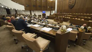 Najnovší prieskum by brány parlamentu otvoril aj KDH a SMK.