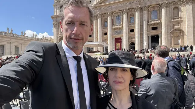 Prešovský župan Milan Majerský s manželkou Miriam Lexmann po pohrebe pápeža Františka vo Vatikáne.