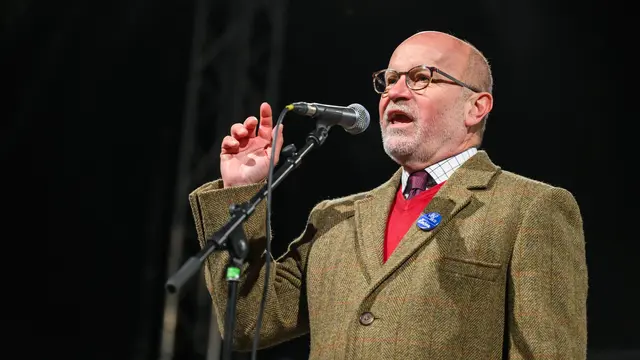 Na snímke bývalý minister zahraničných vecí a európskych záležitostí SR Rastislav Káčer počas protestu Slovensko je Európa v Bratislave na Námestí slobody v piatok 10. januára 2025. V Bratislave, Košiciach, Banskej Bystrici, Poprade, Žiline a ďalších slovenských mestách sa v piatok konali protesty pod názvom Slovensko je Európa. Organizovalo ich občianske združenie Mier Ukrajine v reakcii na kroky vlády a predsedu vlády SR Roberta Fica (Smer-SD).