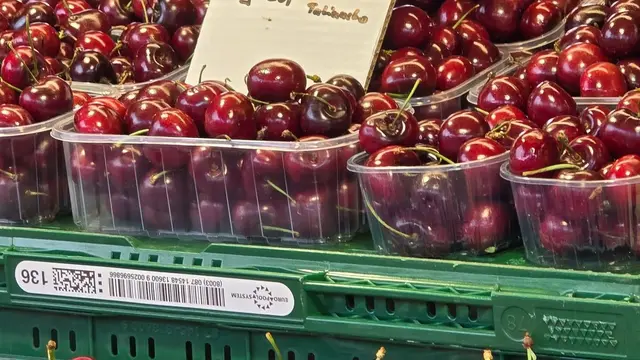 Bratislavčan zostal v šoku, keď uvidel, koľko pýtajú za kilogram čerešní na Trhovisku Miletičova.