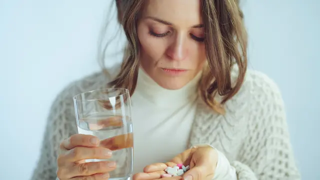 Antibiotiká a probiotiká by sa nemali užívať súčasne. Ak sa užijú spolu, antibiotiká môžu väčšinu probiotických baktérií usmrtiť, a teda znehodnotiť.