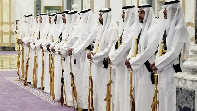 Saudská čestná stráž so zlatými mečmi čaká na príchod prezidenta USA Donalda Trumpa a tamojšieho korunného princa Mohameda bin Salmána.