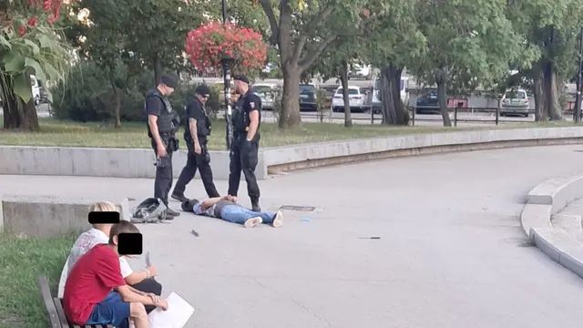 Dramatická situácia sa odohrala počas víkendu v Bratislave. Muž s nožom mal behať po známom parku a kričať "zabijem ho". Skončil v rukách polície.