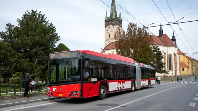 Mesto Prešov uviedlo do prevádzky Mestskej hromadnej dopravy 10 parciálnych trolejbusov, z toho 6 kĺbových s dĺžkou 18 metrov a štyri 12-metrové trolejbusy. Na snímke parciálny trolejbus v centre mesta, v Prešove 2. mája 2024. FOTO TASR - Veronika Mihaliková