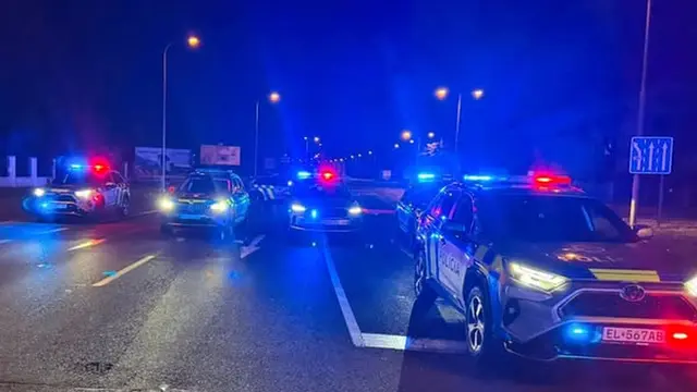 V jednom z bytov v Nitre sa odohral vážny incident. V piatok ráno (18. 7.) zasahovali v bytovom dome na prvom poschodí všetky záchranné zložky. Hasiči museli vylomiť dvere. Vnútri našli 56-ročného muža – nahého, s ťažkými poraneniami hlavy. (Ilustračné foto)