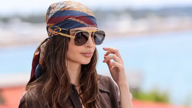 Emily Ratajkowski na fotení pre módny dom Gucci.