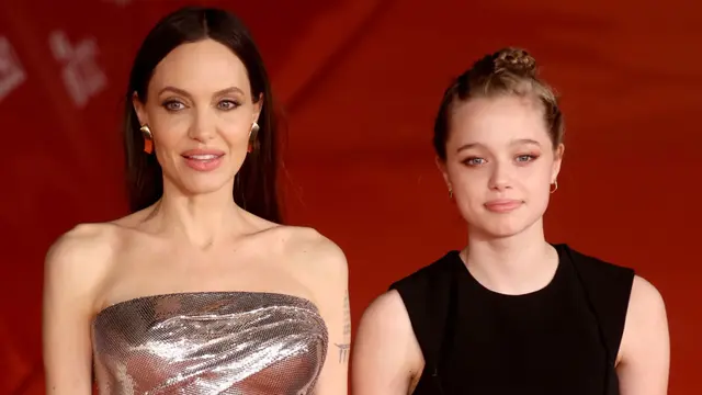 Shiloh Jolie sa aktuálne úspešne venuje tancu. Dcéra Angeliny Jolie a Brada Pitta sa ale zrejme vydá v maminých šľapajach. Dôležitý detail vyzradila jej mikina.