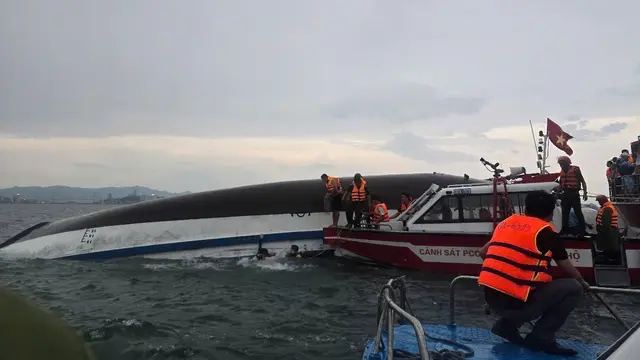 Loď vezúca desiatky turistov sa prevrátila pri náhlej silnej búrke.