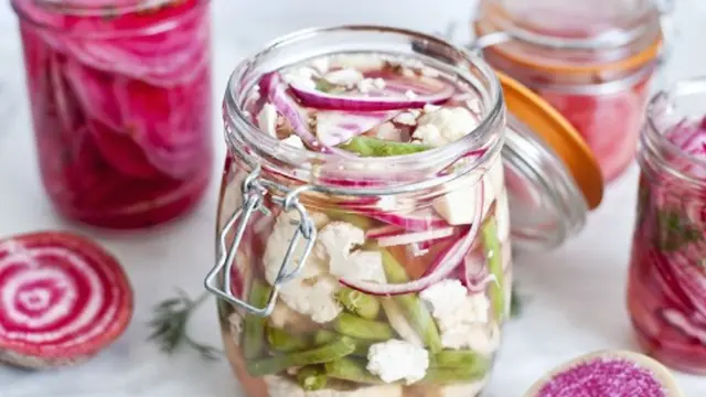 Fermentovaná zelenina je skvelá! Pridajte k nej bylinky, korenie, cesnak alebo chilli na zvýraznenie chuti.