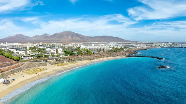 Lanzarote na Kanárskych ostrovoch.Teploty sa tam vyšplhajú nad 40 stupňov Celzia.