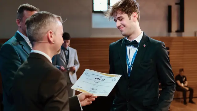 Maturant Adam Kovalčík (19) z Nových Zámkov dosiahol svetový úspech! V USA totiž vyhral prestížnu súťaž Regeneron ISEF 2025 a získal 100-tisíc dolárov. Jeho projekt antivirotík z kukurice dokáže zastaviť vírusy a kontrolovať infekcie. Na súťaži porazil stovky talentov zo 75 krajín sveta!