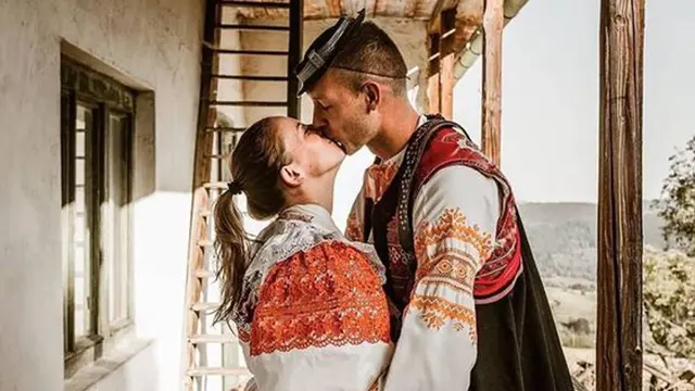 Hoci sa o máji hovorí ako o mesiaci lásky, o májových svadbách sa zvykne vravieť, že sú nešťastné a  dlho nevydržia. Tí, ktorí sa sobášili v tomto mesiaci, nesúhlasia s danou poverou. Hoci priznávajú, že poznajú aj také májové páry, ktoré sa rozviedli.