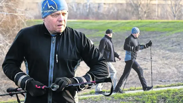 Na kombosmímke premiér Robert Fico, ktorý už trénuje na hrádzi aj po incidente z Handlovej. Útočník tam na neho 15. mája 2024 vystrelil asi z metrovej vzdialenosti 5 rán z 9 - milimetrovej zbrane.