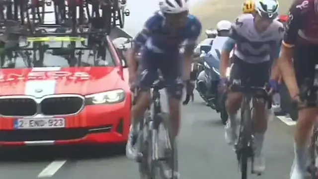 Štrnásta etapa Tour de France vydesila divákov. Nečudo, počas nej totiž došlo k nebezpečnému incidentu, keď tímové auto Ineosu-Grenadiers narazilo do jedného z divákov.