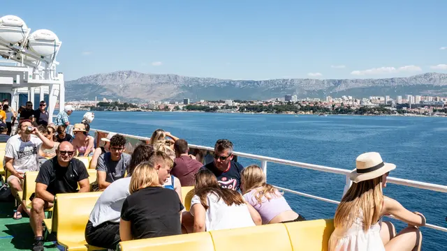 Turisti počas plavby zo Splitu na ostrov Brač. 
