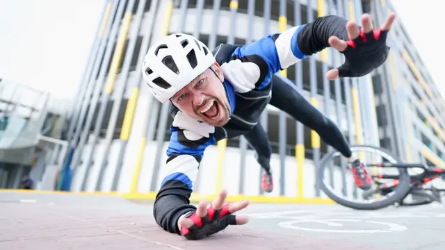 Bez prilby a ochranných pomôcok sa môže nevinná jazda na korčuliach či bicykli skončiť nepríjemným úrazom.