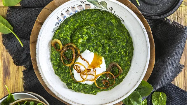 špenátový prívarok
recept:
4 PORCIE, PRÍPRAVA 15 MINÚT, VARENIE 15 MINÚT
• 400 g mrazených špenátových listov • 1 lyžica masla • 1 cibuľa + na smaženie • 3 strúčiky cesnaku • 1 lyžica múky • 100 ml zeleninového vývaru alebo vody • soľ, korenie podľa chuti
• štipka muškátového orieška • 100 ml šľahačkovej smotany • 4 vajíčka • varené zemiaky
1. Mrazený špenát nechajte rozmraziť.
2. V hrnci rozpustite maslo, pridajte nadrobno nakrá- janú cibuľu a orestujte dosk