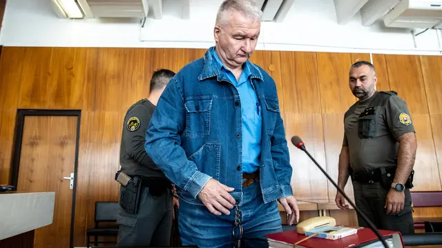 Na snímke doživotne odsúdený Ľubor Masár, ktorý prichádza do pojednávacej miestnosti v Okresnom súde v Trenčíne.