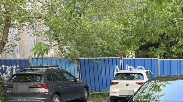 Martin zostal zhrozený, keď zbadal ako niekto zaparkoval svoje Audi pred bytovkou.