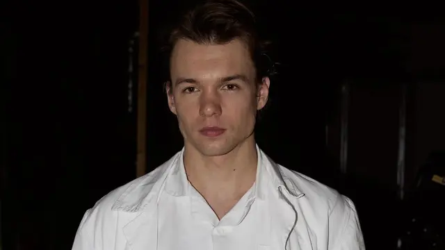 Jakub Švec ako šarmantný detský chirurg Igor Valent v Sľube.