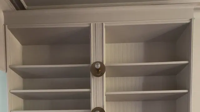 Malá veľká zmena - premaľovala zadnú stenu knižnice kontrastnou farbou a výsledok je skvelý!
