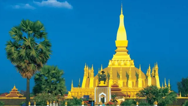 Laos - V bývalom kráľovskom paláci je pekné múzeum. Budhistický chrám Wat Ho. Pozlátené priečelie sa leskne na slnku.