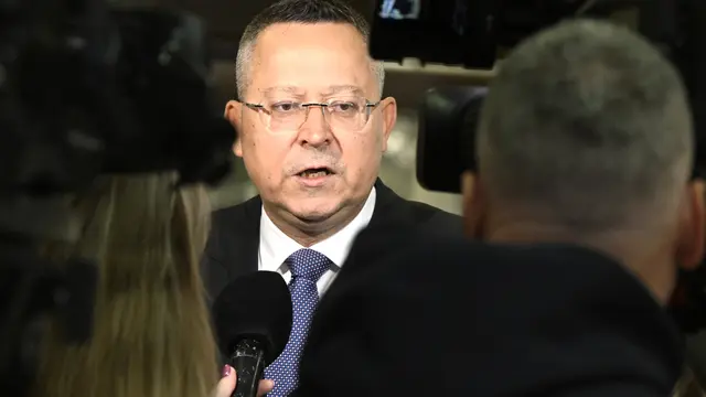 Na snímke minister financií SR Ladislav Kamenický (Smer-SD) odpovedá na otázky novinárov pri príchode na mimoriadne 85. zasadnutie vlády SR v pondelok 7. apríla 2025 v Bratislave.
