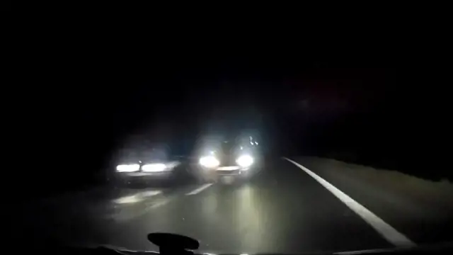 Auto v protismere sa vyrútilo zo zákruty a v tme, vodič auta, ktorý video zverejnil na sociálnej sieti nemal na reakciu ani sekundu. Zareagoval však neskutočne, čím zachránil zrejme život niekoľkým ľuďom.