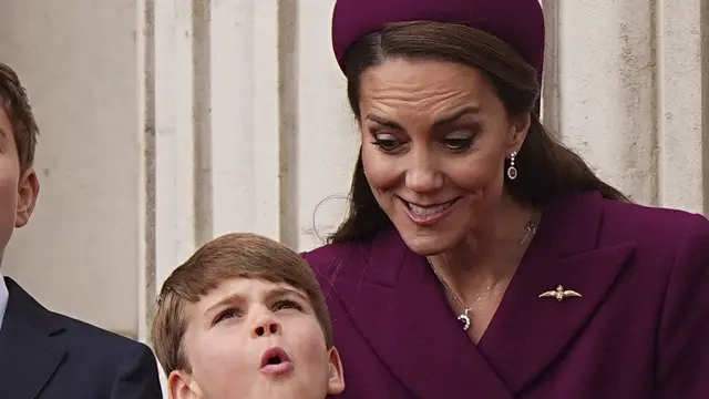 Kráľovskí fanúšikovia mohli pri príležitosti osláv Dňa víťazstva v Európe (VE day) vidieť aj princeznú Kate s jej rozkošnými deťmi.