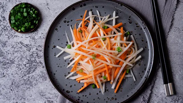 Japonský šalát daikon namasu s bielou reďkovkou a mrkvou.